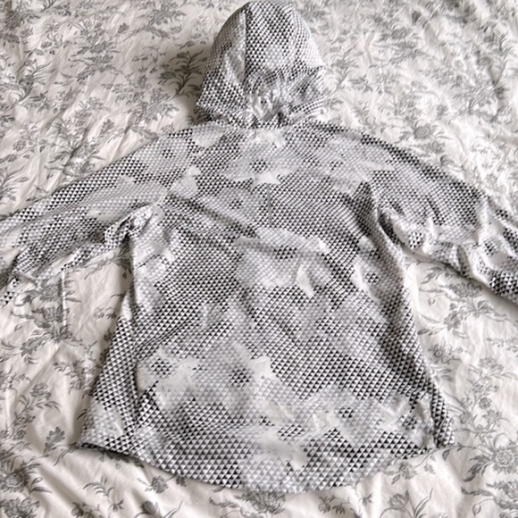 Nike Running Printed Distance Floral Light Jacket - Picture 13 of 14